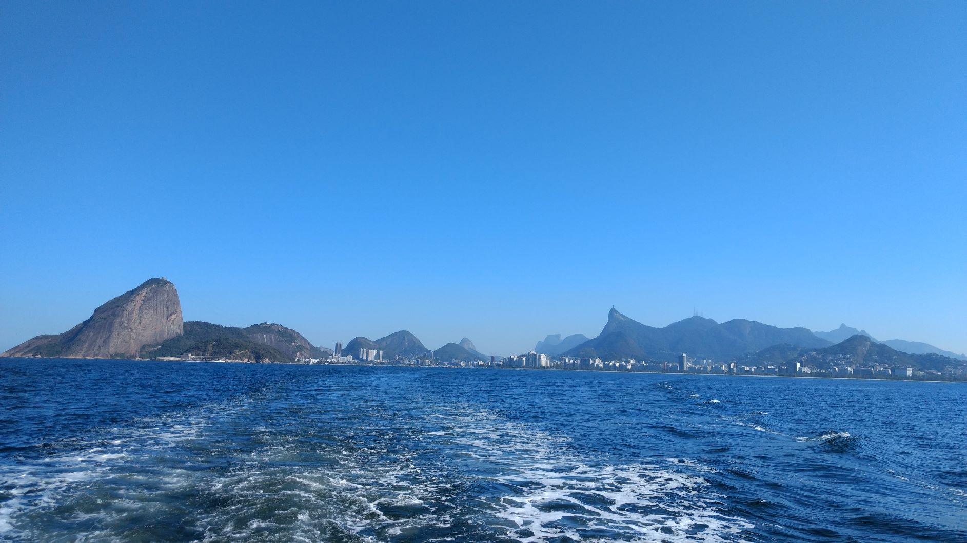 Rio visto da baia de guanabara.jpg